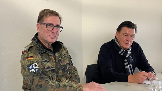 Die Bundeswehr in Person von Oberst Dr. Akaltin (links) zu Gast bei Merkurist Koblenz und Herausgeber Burkhard Hau (rechts). Hinter den Kulissen der Bundeswehr Mayen: Ein in Deutschland einzigartiger Standort