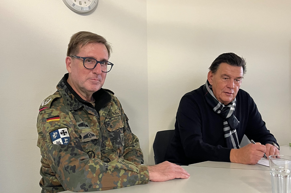 Die Bundeswehr in Person von Oberst Dr. Akaltin (links) zu Gast bei Merkurist Koblenz und Herausgeber Burkhard Hau (rechts).