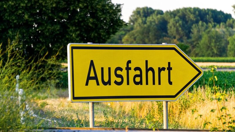 Ausfahrt Bundesstraße, Symbolbild