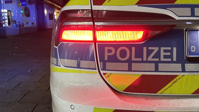 BMW überschlägt sich auf B9 in Koblenz – 26-jährige Fahrerin verletzt
