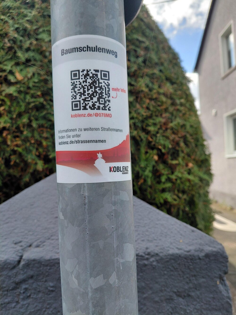 QR-Code auf Pfosten eines Straßenschildes.