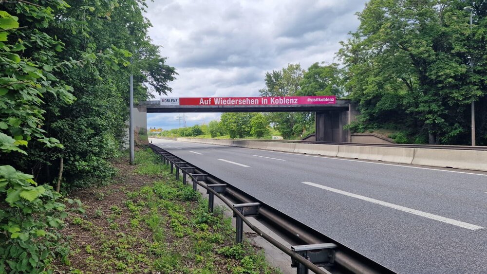 "Auf Wiedersehen in Koblenz": Das Verabschiedungsschild in Koblenz an der B9. "Auf Wiedersehen in Koblenz": Das Verabschiedungsschild in Koblenz an der B9.