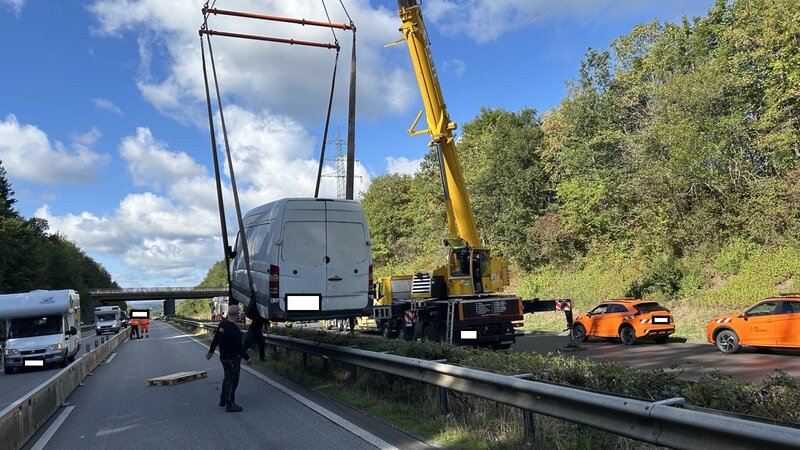 Bergungsarbeiten: Ein massiv überladener Kleintransporter hat am Donnerstagmorgen auf der A48 bei Ulmen einen Reifen verloren und sorgte für eine viereinhalbstündige Vollsperrung und einen kilometerlangen Stau.