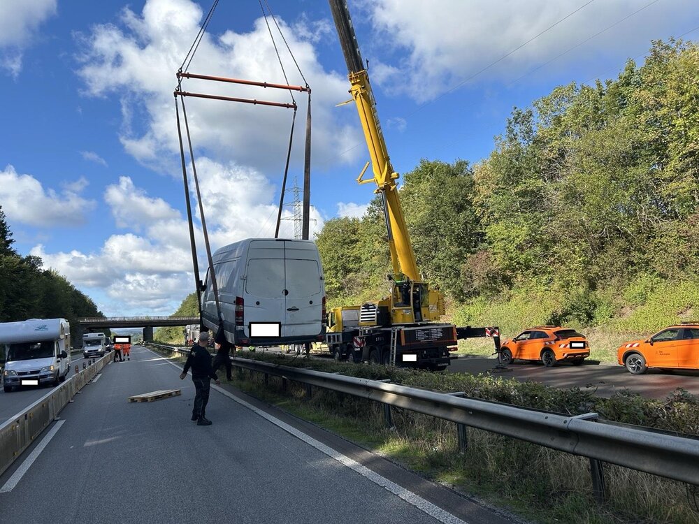 Bergungsarbeiten: Ein massiv überladener Kleintransporter hat am Donnerstagmorgen auf der A48 bei Ulmen einen Reifen verloren und sorgte für eine viereinhalbstündige Vollsperrung und einen kilometerlangen Stau.