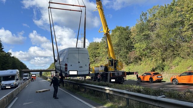 Polizei Koblenz: Überladener Transporter sorgt für stundenlange Sperrung der A48