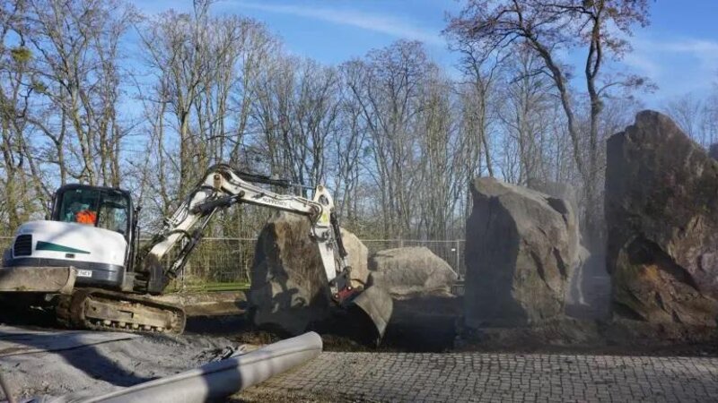 Derzeit wird das Fundament der bestehenden Felsen auf dem Kletterspielplatz am Werk Bleidenberg ertüchtigt. Darauf wird dann ein Kletterparcours aus Edelstahlrohren, sogenannte Whoop Loops, g