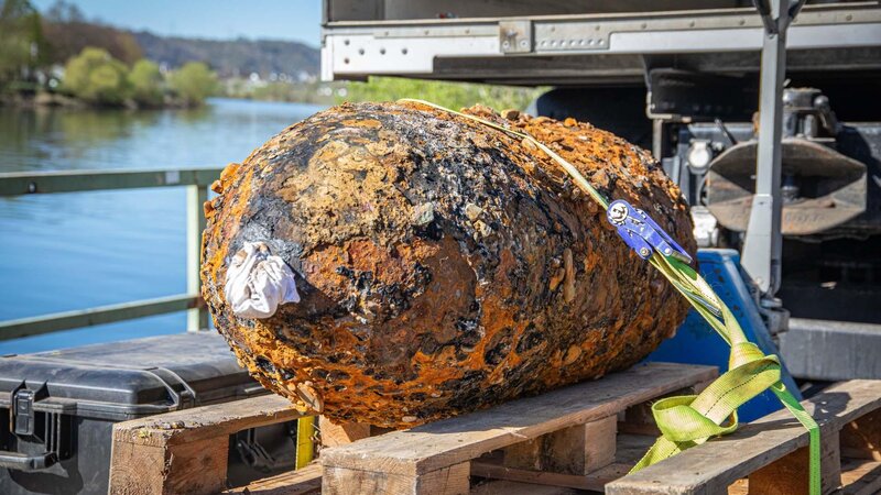 Die am 8. April im Gülser Moselbogen entschärfte amerikanische 500-Kilogramm-Fliegerbombe vor ihrer Verladung durch den Kampfmittelräumdienst Rheinland-Pfalz.