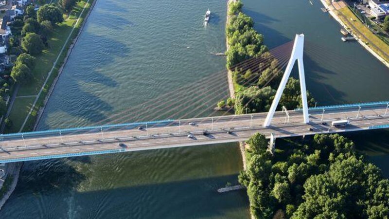 Die Raiffeisenbrücke bei Neuwied.