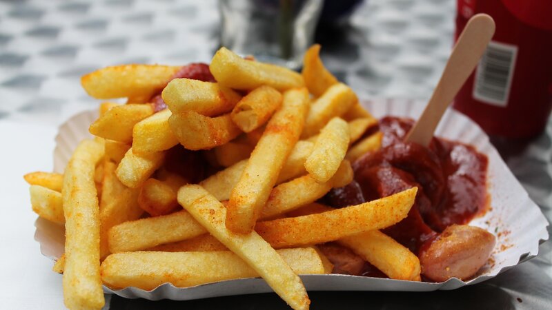 Symbolbild: Currywurst und Pommes