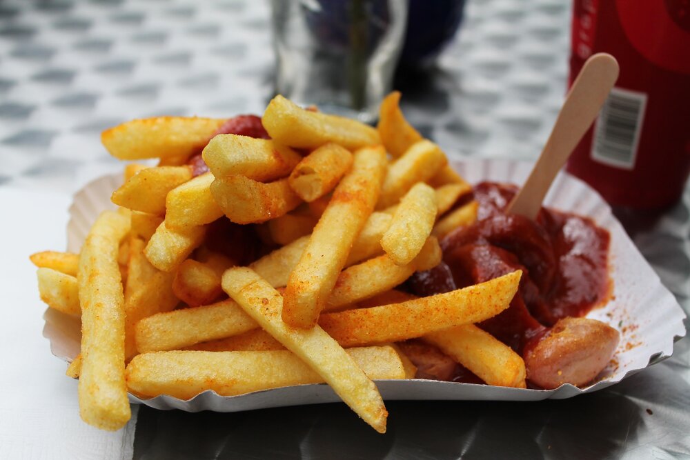 Symbolbild: Currywurst und Pommes