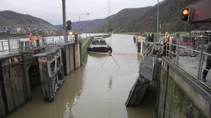 Ungebremst ist das Schiff laut Staatsanwaltschaft in das Tor gefahren.
