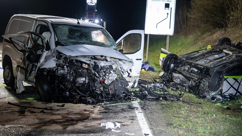 Bei einem schweren Unfall auf der L288 bei Westerburg sind am Freitagabend zwei Menschen gestorben.