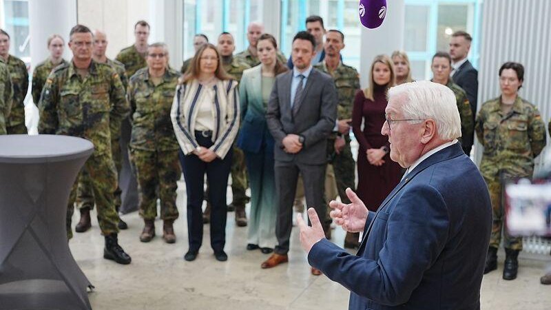 Steinmeier sprach bei seinem Besuch auch vor Soldatinnen und Soldaten.