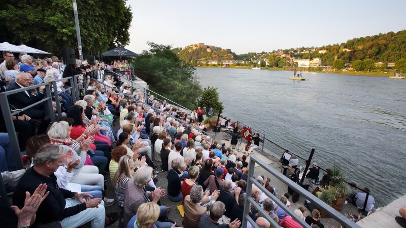 Die Kulturstufen verwandeln die Schlossstufen am Rheinufer jeden Mittwoch ab 19 Uhr in eine Open-Air-Bühne für regionale Künstlerinnen und Künstler.