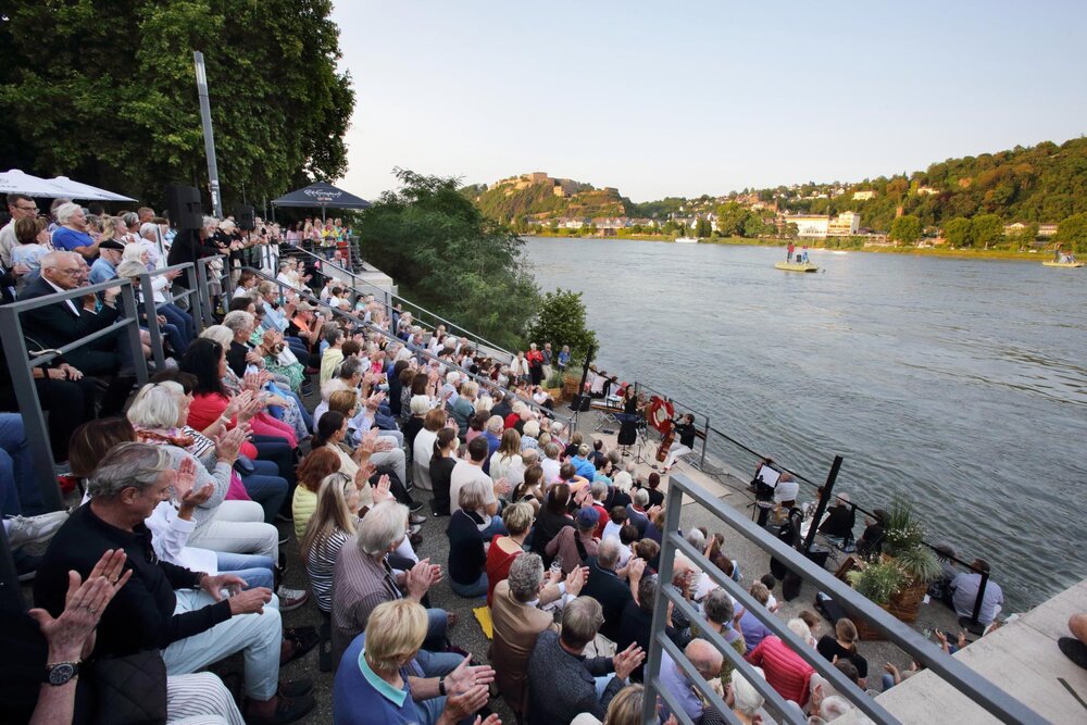 Die Kulturstufen verwandeln die Schlossstufen am Rheinufer jeden Mittwoch ab 19 Uhr in eine Open-Air-Bühne für regionale Künstlerinnen und Künstler. Die Kulturstufen verwandeln die Schlossstufen am Rheinufer jeden Mittwoch ab 19 Uhr in eine Open-Air-Bühne für regionale Künstlerinnen und Künstler.