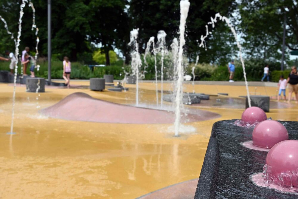 Die Steuerung des Wasserspielplatzes am Deutsche Eck ist repariert. Die Pumpen laufen wieder und es darf gespielt werden.