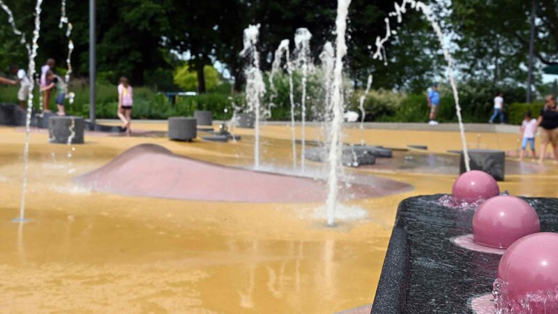 Die Steuerung des Wasserspielplatzes am Deutsche Eck ist repariert. Die Pumpen laufen wieder und es darf gespielt werden.
