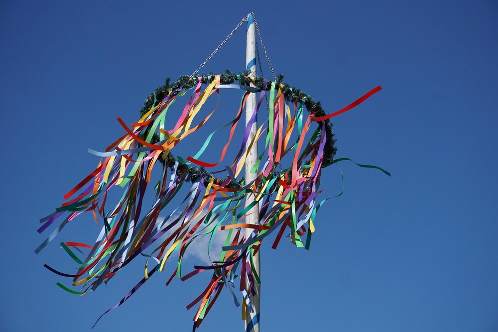 Ein Maibaum, wie er traditionell am 1. Mai aufgestellt wird. Ein Maibaum, wie er traditionell am 1. Mai aufgestellt wird.