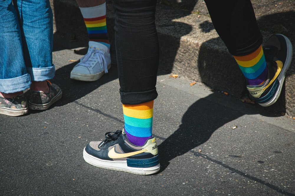 Personen, die Regenbockensocken tragen. (Symbolbild) Personen, die Regenbockensocken tragen. (Symbolbild)