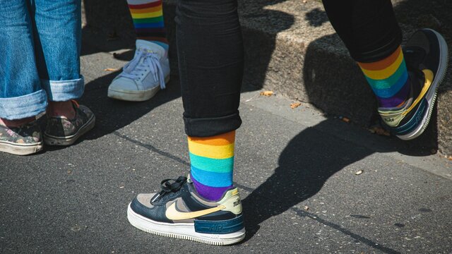 Große Nachfrage: Grüne verteilen in Koblenz erneut Regenbogensocken