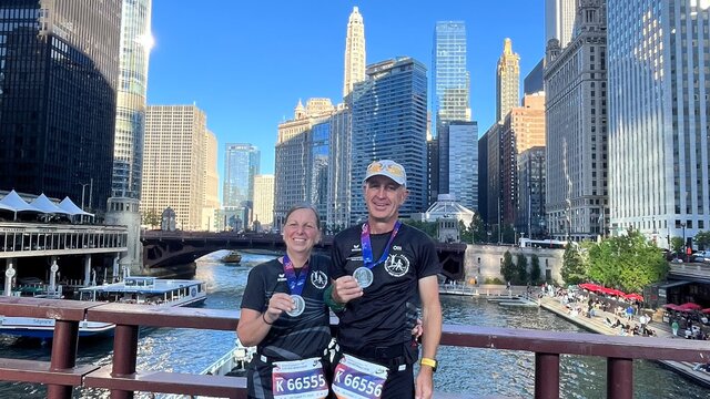 Susanne und Olli nach dem Chicago-Marathon Von Koblenz nach Chicago: Zwei Läufer erfüllen sich großen Marathon-Traum