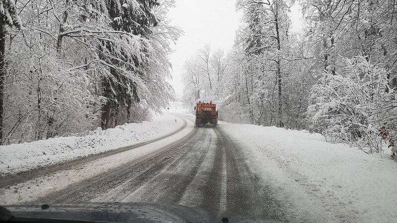 Glatte Straßen in der Region