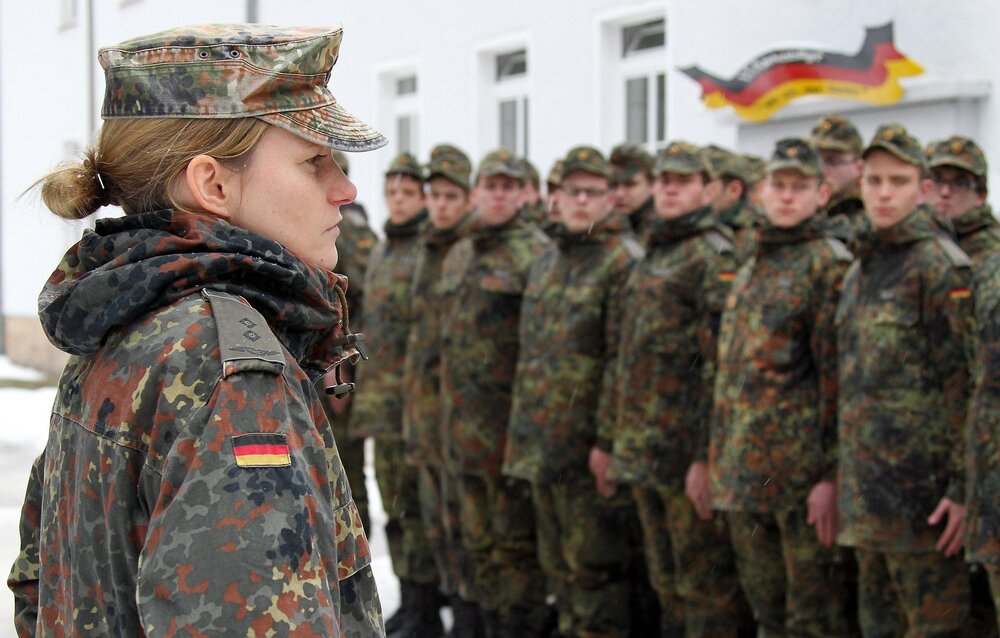 Letzten "echten" Wehrpflichtigen Ein Zug der letzten Wehrpflichtigen, der 13. Kompanie des Luftwaffenausbildungsregiment, in der Barnim Kaserne in Strausberg bei Berlin. Die Rekruten unter de Letzten "echten" Wehrpflichtigen Ein Zug der letzten Wehrpflichtigen, der 13. Kompanie des Luftwaffenausbildungsregiment, in der Barnim Kaserne in Strausberg bei Berlin. Die Rekruten unter de
