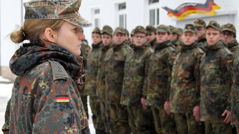 Letzten "echten" Wehrpflichtigen Ein Zug der letzten Wehrpflichtigen, der 13. Kompanie des Luftwaffenausbildungsregiment, in der Barnim Kaserne in Strausberg bei Berlin. Die Rekruten unter de