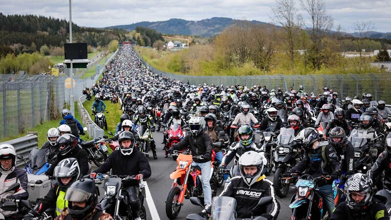 Tausende Motorrad-Fans treffen sich am Nürburgring zum "Anlassen"
