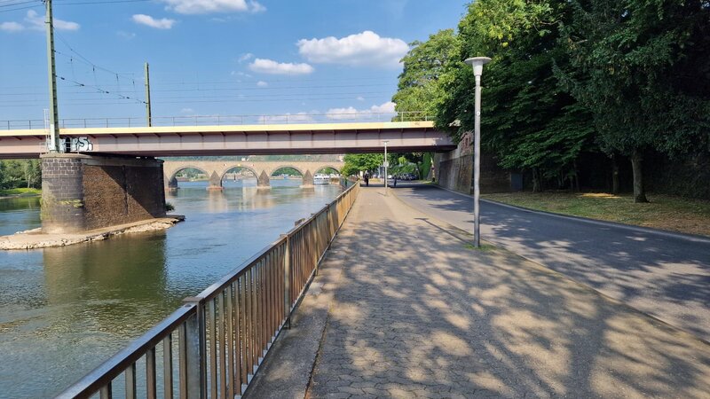 Die Eisenbahnbrücke über die Mosel am Peter-Altmeier-Ufer.