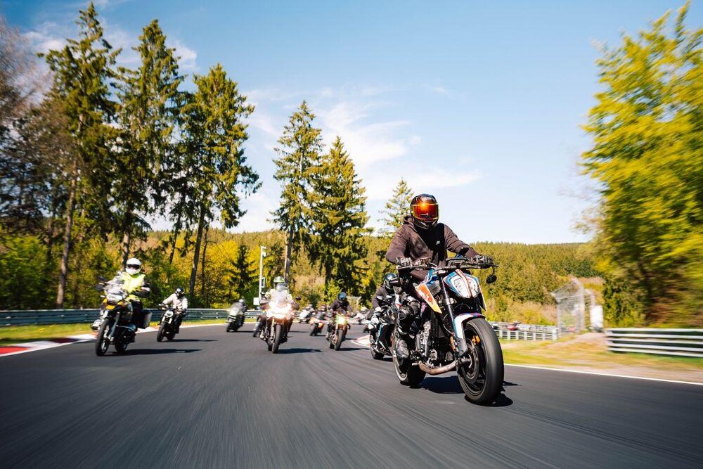 Traditionell der emotionale Abschluss von "Anlassen": Der gemeinsame Korso über die Nordschleife.