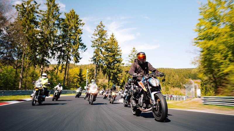 Traditionell der emotionale Abschluss von "Anlassen": Der gemeinsame Korso über die Nordschleife.
