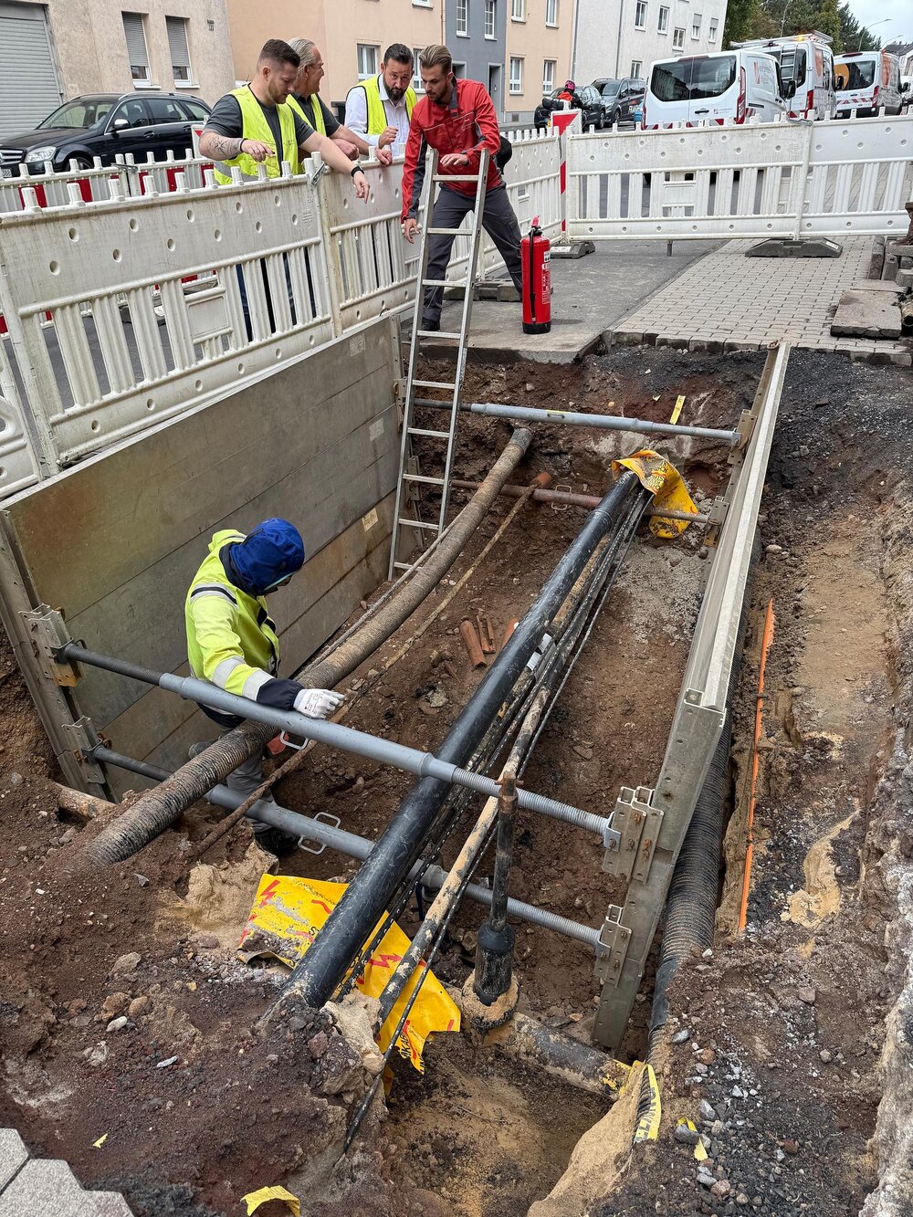 Bildunterschrift: Lagebesprechung in der Mayener Straße, wo Wasser in die Erdgasleitung eingetreten ist. Bildunterschrift: Lagebesprechung in der Mayener Straße, wo Wasser in die Erdgasleitung eingetreten ist.