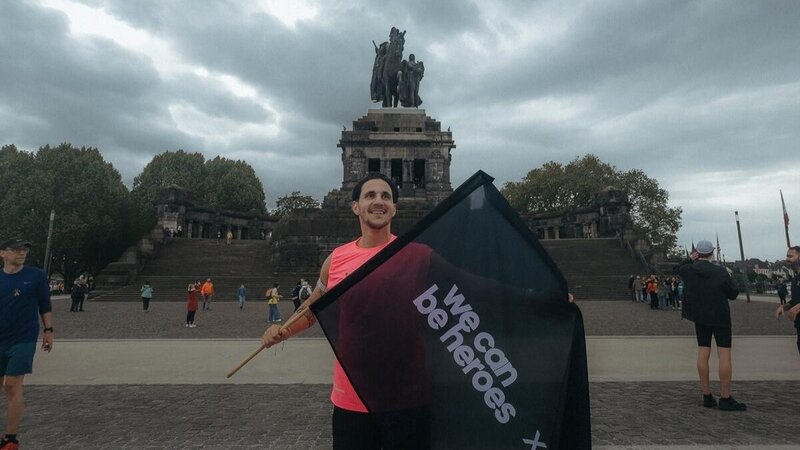 David Koca vor dem Kaiser Wilhelm Denkmal am Deutschen Eck
