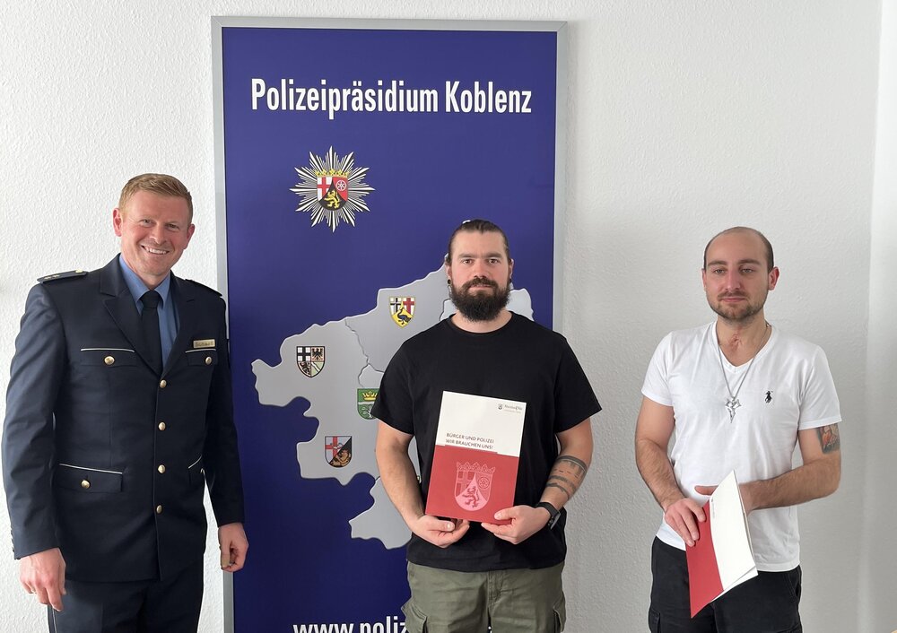 Der Leiter der Polizeiinspektion Koblenz 1, Polizeioberrat Eduard Schaab, überreichte den beiden Helfern im Namen der Behördenleitung die Dankesurkunde