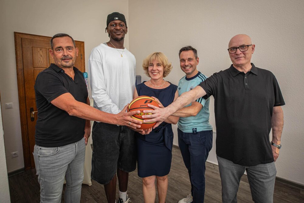 Freuten sich über den Besuch von Basketball-Welt- und Europameister Isaac Bonga (2. von links) in seiner Heimatstadt Koblenz (von links): Jörg Pfeffer (Sport- und Bäderamt), Bürgermeisterin D