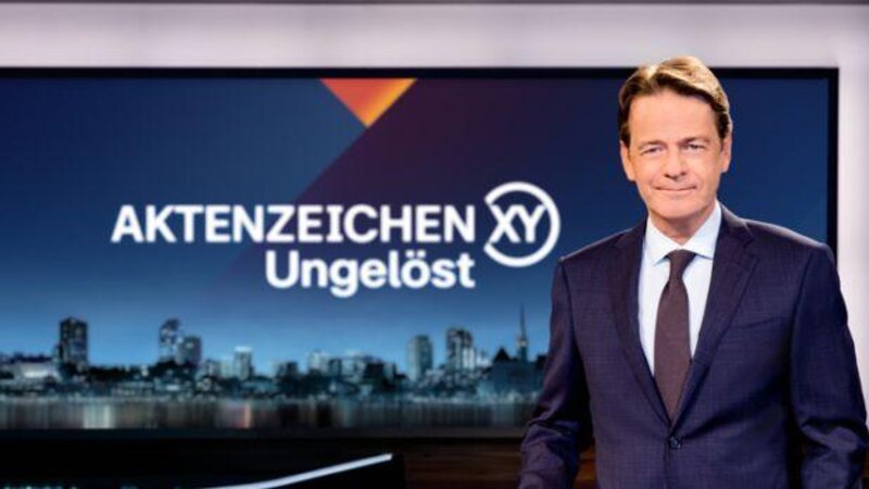 Moderator Rudi Cerne im Studio von Aktenzeichen XY ungelöst.