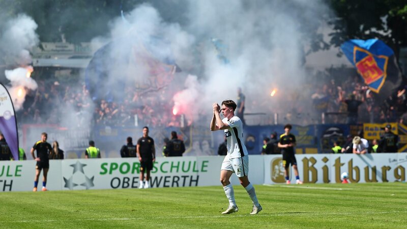 Pyrotechnik beim Rheinlandpokal-Endspiel in Trier.
