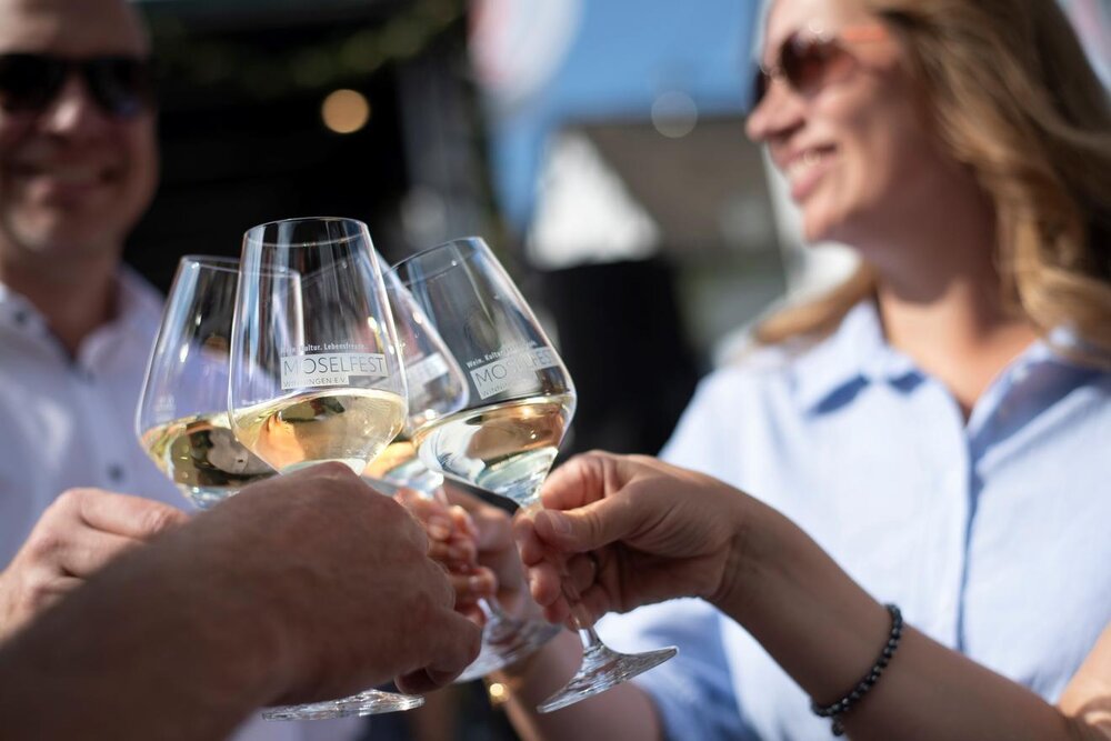 Ein Glas Wein darf auf dem Moselfest in Winningen nicht fehlen.
