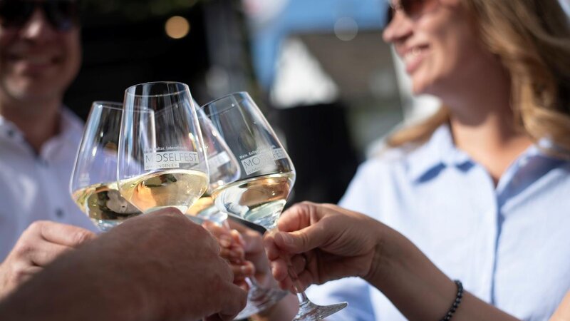 Ein Glas Wein darf auf dem Moselfest in Winningen nicht fehlen.