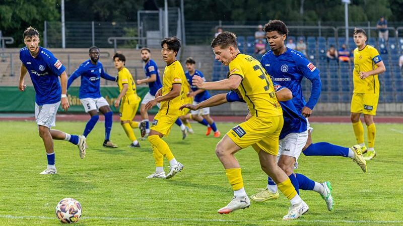Jeremy Mekoma (2. v. rechts) im Koblenzer Stadtderby gegen die TuS (in Gelb)