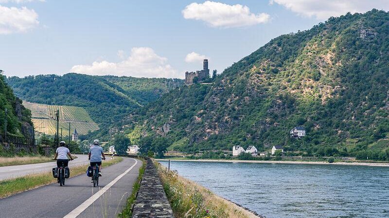 Radler auf dem Rheinradweg bei St. Goar.