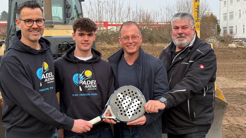 Vorfreude auf die neue Padel-Arena in Mendig (von links): Thomas Schlich und Jesper T. Schlich, Jörg Lempertz, Bürgermeister VG Mendig, und Achim Grün, Stadtbürgermeister Mendig.