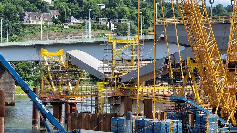 Der Neubau der Pfaffendorfer Brücke in Koblenz nimmt Gestalt an.