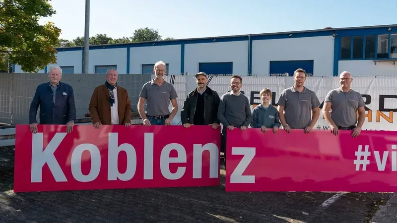 Oberbürgermeister David Langner (Mitte) präsentiert gemeinsam mit den Unterstützern und Beteiligten das neue Willkommensschild für die B9: v.l.n.r. Manfred Gniffke, Stephan Otto (CDU), Manfre