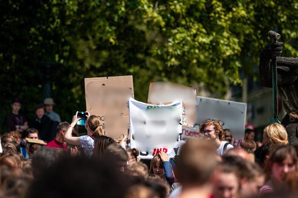 Eine Demonstration (Symbolbild, bearbeitet).