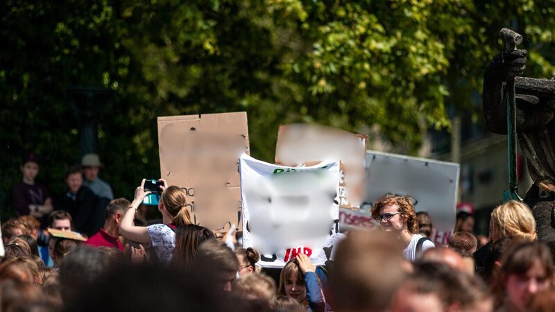 Eine Demonstration (Symbolbild, bearbeitet).