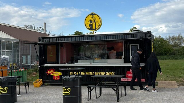 Bekannte Fast-Food-Kette bei Koblenz: Rapper Luciano eröffnet Foodtruck