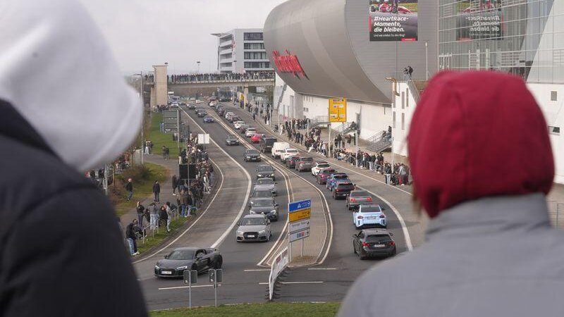 Autofans beobachten am Nürburgring getunte Autos.Thomas Frey/dpa