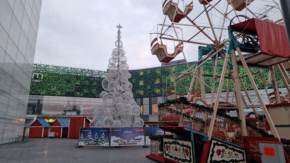 Die größte und auffälligste Neuerung auf dem Koblenzer Weihnachtsmarkt 2025 ist ein moderner Weihnachtskugelbaum, der auf dem Zentralplatz aufgestellt wird.